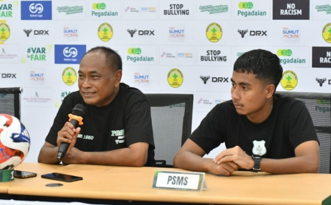Pelatih Kas Hartadi dan pemain Ikhlasul Qadri saat sesi temu pers jelang laga kontra Persikad Kediri. [Dok PSMS]